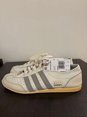 NEW Women’s Adidas Originals Sneakers with Gray Stripes   Sz.8